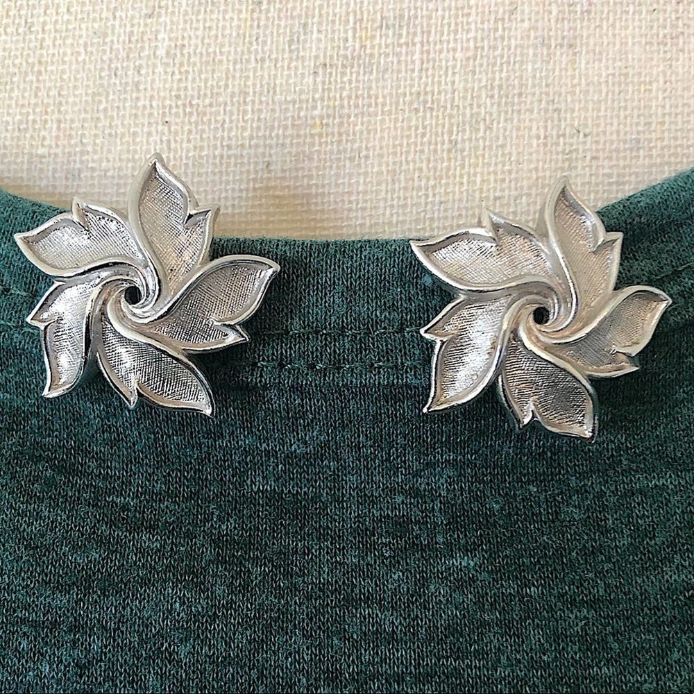Trifari Silver Swirl Flower Silver Tone Earrings Vintage Clip - Picture 4 of 8